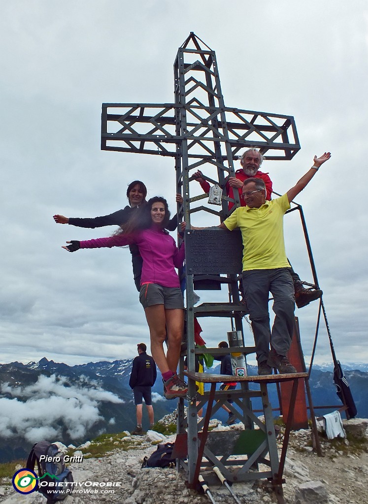 45 Alla croce di vetta del Pizzo Arera (2512 m).JPG